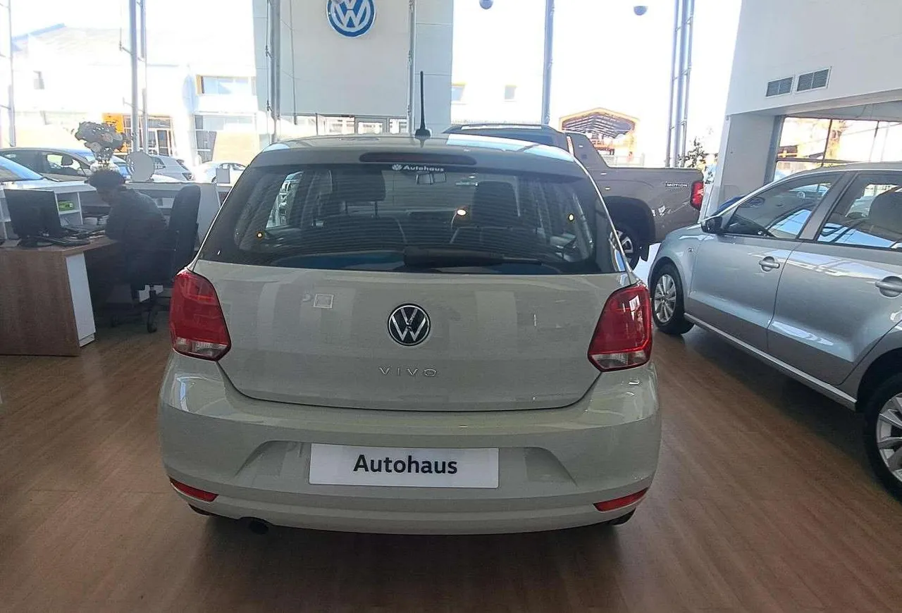 POLO VIVO 1.6 LIFE TIPTRONIC — photo 6