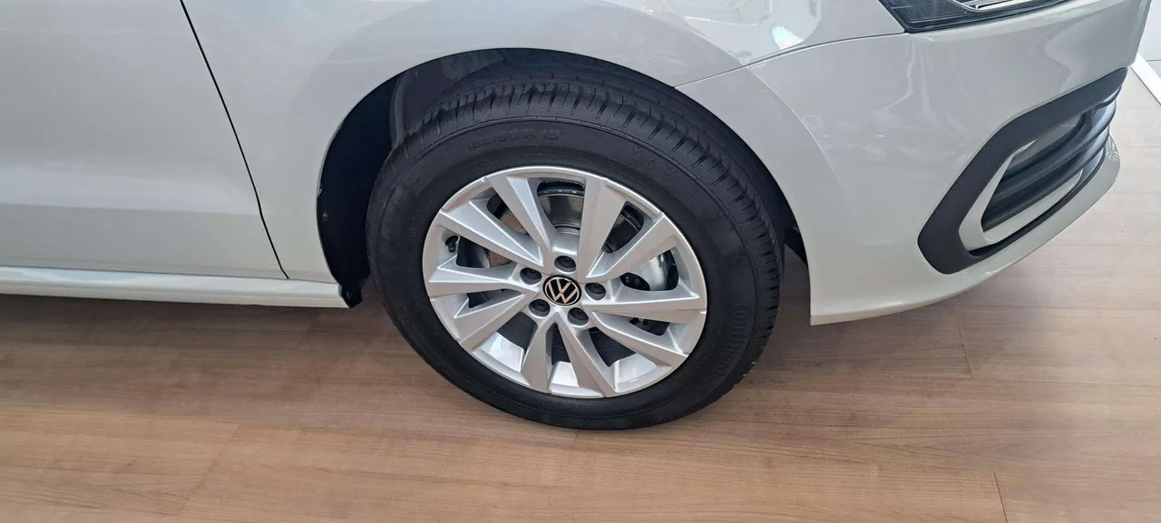 POLO VIVO 1.6 LIFE TIPTRONIC — photo 3