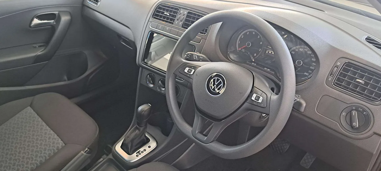 POLO VIVO 1.6 LIFE TIPTRONIC — photo 2
