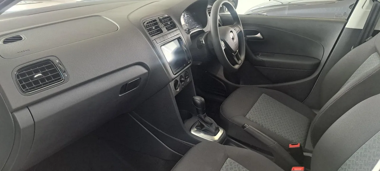 Polo Vivo 1.6 Life TipTronic — photo 5