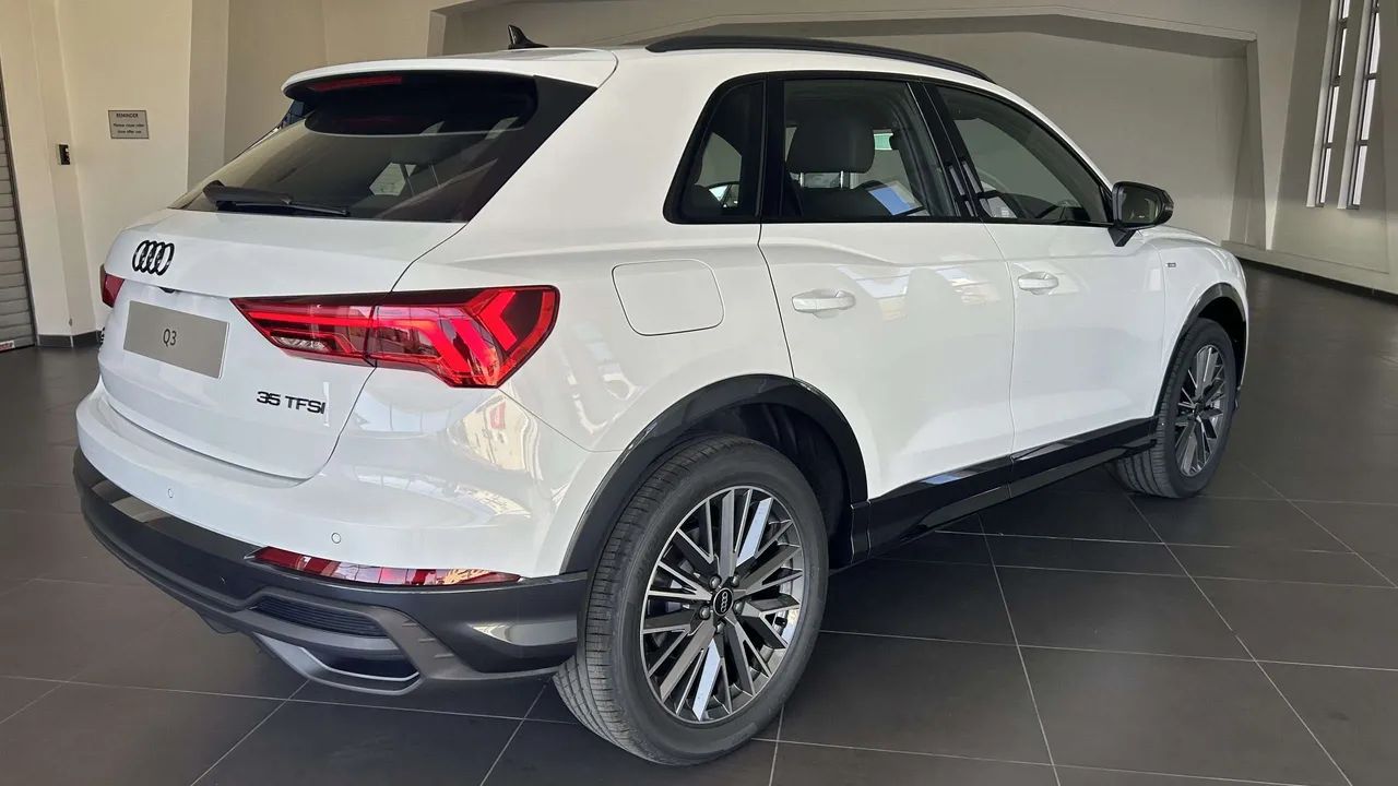 Pre-Owned Audi Q3 TFSI S Tronic — photo 9